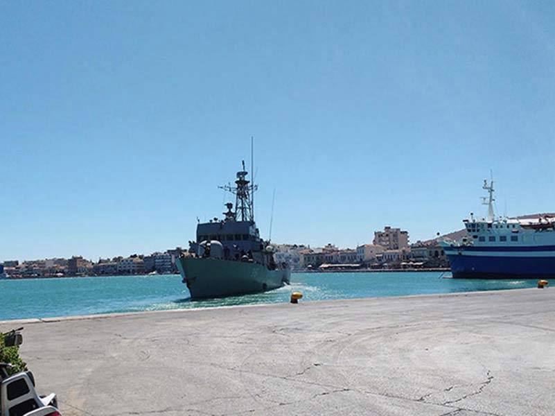 Militär-Fregatte im Hafen von Chios